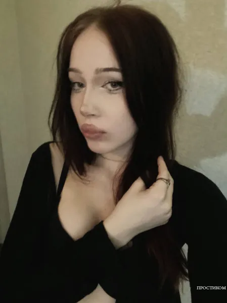 Две девушки ждут приглашения