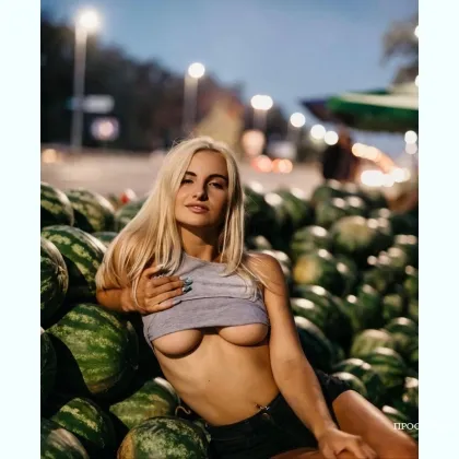 Нежная девушка в красной шелковой пижаме