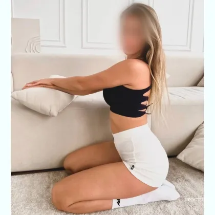 Идеальная спутница в черном корсете ждет тебя!