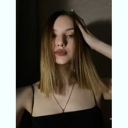 Привлекательная девушка для королевского отдыха