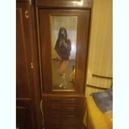 Зажигательная девушка с массажем масла