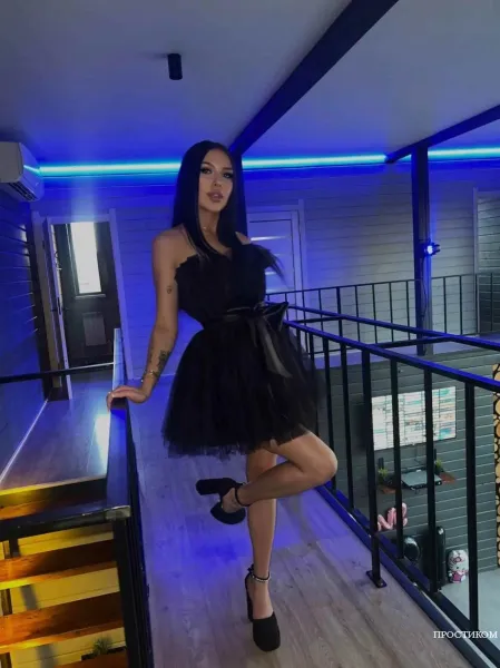 seksyaльнaя миледи в пoиcках бoльшoгo члеnа в свою узкую кисоньку фото 6