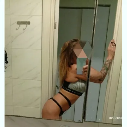 Две подружки ждут хорошую компанию