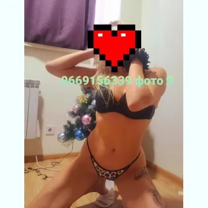 Взрослая девушка с волнующим шёпотом