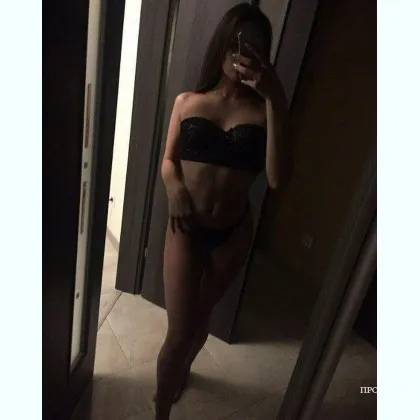 Шикарная малышка готова подарить жаркие эмоции