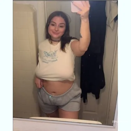 живу одна и могу пригласить .до утра пиши. Есть подружки и место .