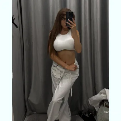 Кругленькая попка и киска скучают без тебя