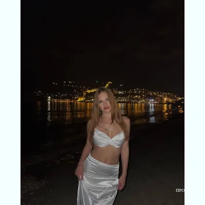 Она у меня как клубника в разгаре, нежная и очень сочная