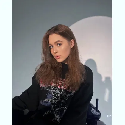 Красивая девушка готова подарить яркий релакс