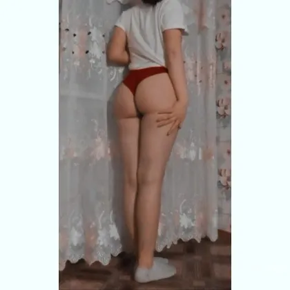 Я горячая штучка, в мини-пеньюаре и кожаной юбке, жду тебя!