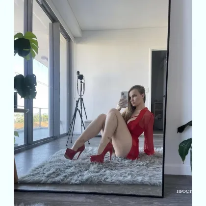 Златовласка с приятной внешностью