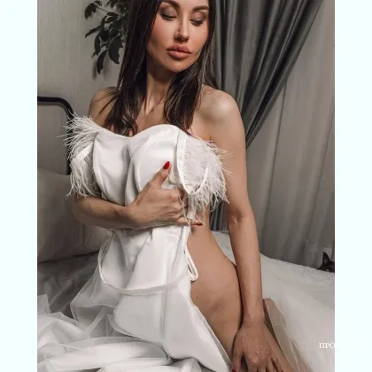 Готова разрезать ночь огнем поцелуев