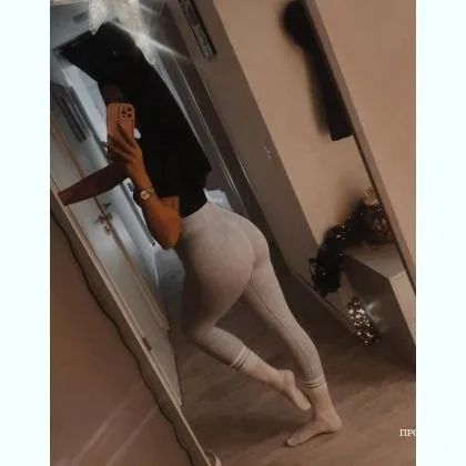 Висока струнка пані запрошує на на вечірню каву