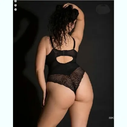 Очаровательная брюнеточка