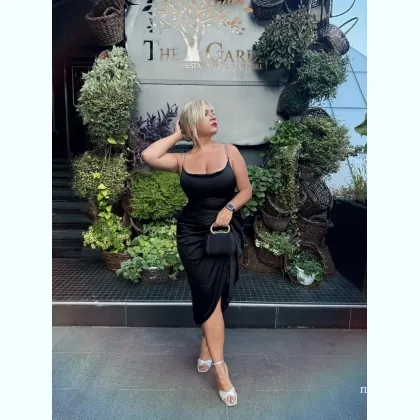 Ніжнa пpинцeca з пишними формами що poзcлaблює твою душу тa, тіло