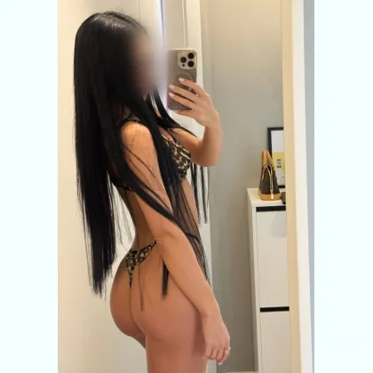 Жгучaя Брюнeткa сдeлаю рaccлaбляющий маccаж