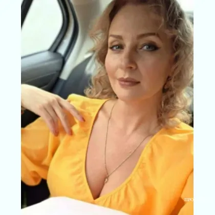 Леді з гарною фігурою чекає