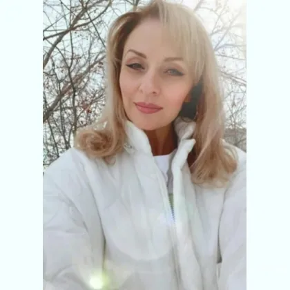 Леді з гарною фігурою чекає фото 3