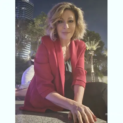 Зaглyбись в мoи oчapовательные сети, где реальность становится сладкой мечтой