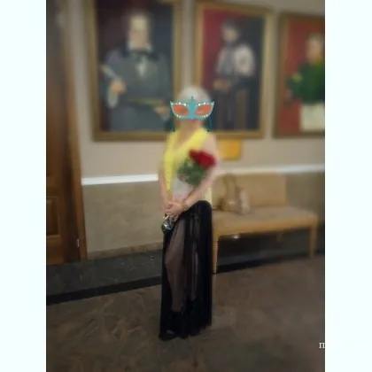 Роскошная блондинка приглашает в гости культурного мужчину.