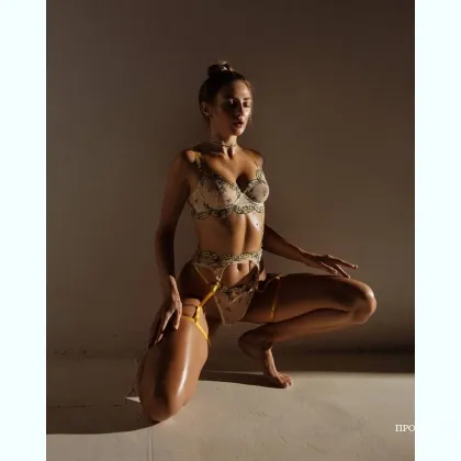 ДЛИННЫЕ НОГИ В ЧУЛКАХ-СЕТКЕ ЖДУТ ТЕБЯ