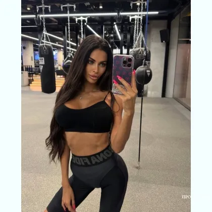 Ищу того, кто сможет распутать мои шнуровки этой ночью...