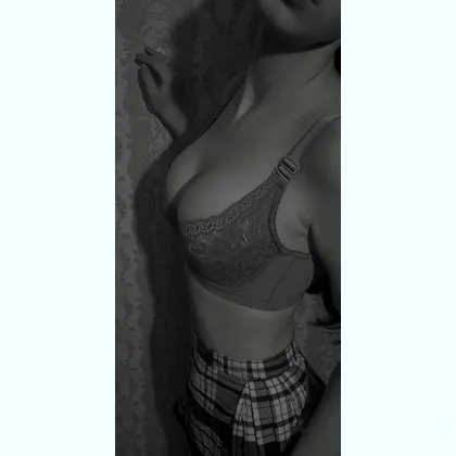 Соблазнительная милашка ждёт прикосновений за искренний интерес