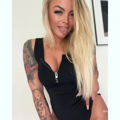 Обаятельная кокетка в сетчатом халатике манит к себе