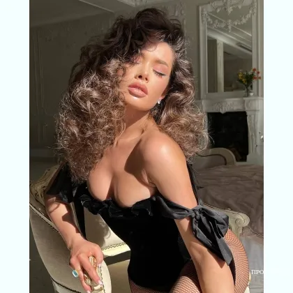 Девушка в мини-юбке под кожу ищет парня со страстью океана