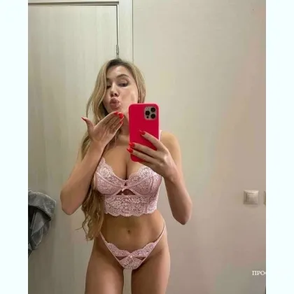 Она знает, как сделать вечер незабываемым...