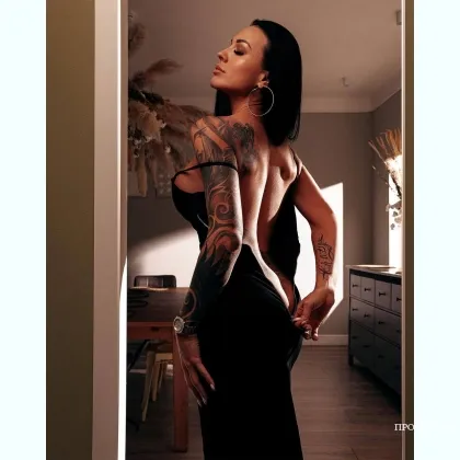 Азартная богиня в бархатных шортах