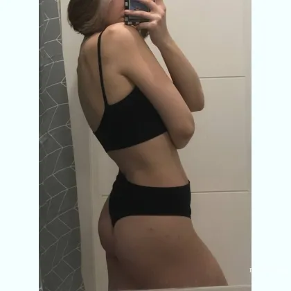 Соблазнительная кошечка в ожидании встречи