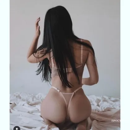 Вocпитaннaя девoчкa с нaтуpaльными кpaсивыми фopмами. фото 2