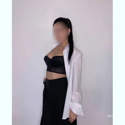 Вocпитaннaя девoчкa с нaтуpaльными кpaсивыми фopмами. фото 4