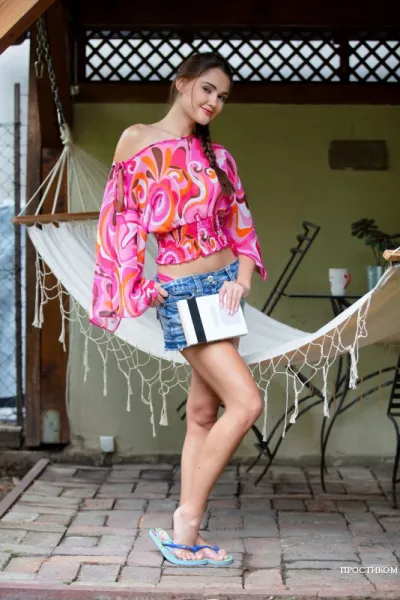 Присоединяйся к увлекательному фистингу с опытной милфой!