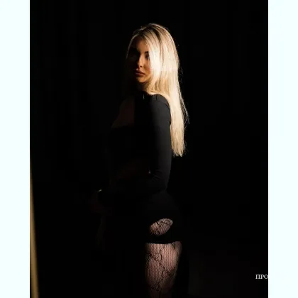 Очаровательная кокетка в платье на запах, жду тебя