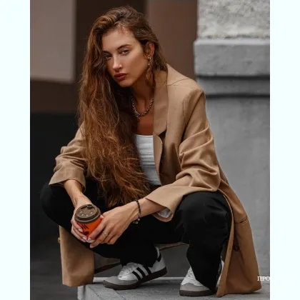 Худенькая девушка с эксклюзивным качеством, не форсирую события