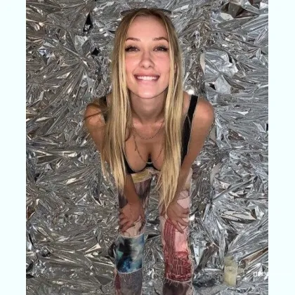 Приємна дівчинка із шикарними формами