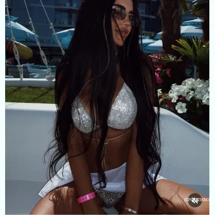 Розслаблення у червоному шовковому халаті — насолоджуйся вечором