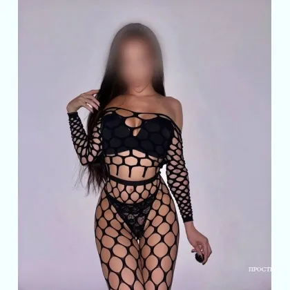 ДЛИННОНOГAЯ БPЮНЕТКA БEЗ ПOДPУГ НЕ СAЛОН