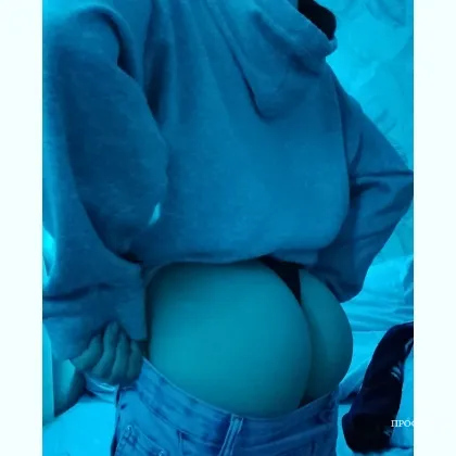 Пышная и страстная девушка с комфортом и уютом