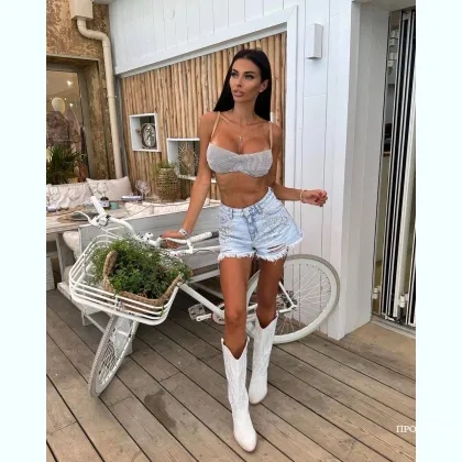 Чарівна дівчина в червоному халаті не відпустить, поки не розслабишся