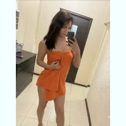 Миниатюрная брюнетка с боди-релаксом — не соскучишься