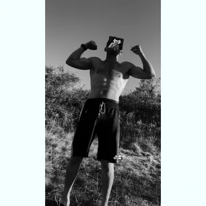 Молодой парень ищу милфы одинокие девушки пары