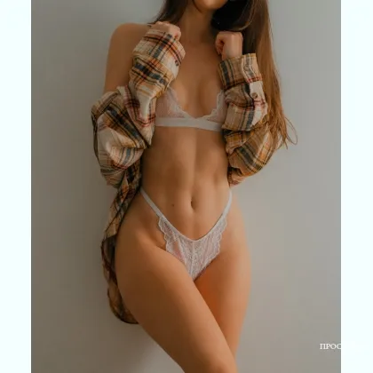 Стройные ножки и нежный голос, будешь просить добавки