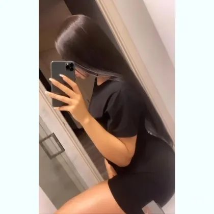 Спортивна фігура у червоному боди: спробуй вечір мрій