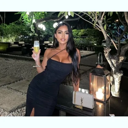 Молоденька , мініатюрна, се ксуальна та гаряча дівчина