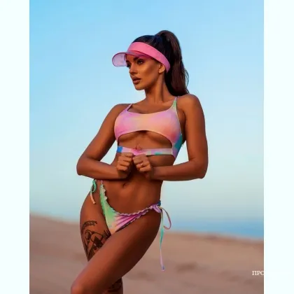 Пышногрудая девушка с безукоризненным вниманием ждет тебя