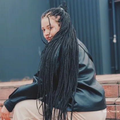 Гармонійно складена дівчина розбавлю сірі будні