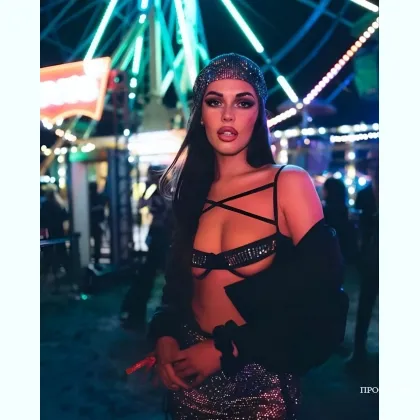 Высокая длинноногая модель удивит тебя незабываемым вечером